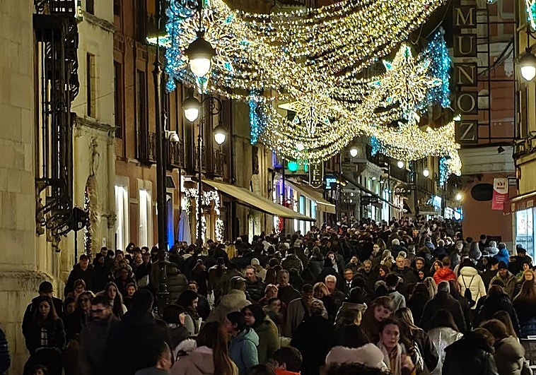 Vecinos y turistas colapsan el centro de León durante el puente